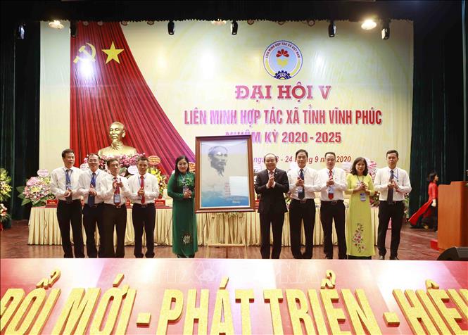 Trong ảnh: Bí thư Đảng đoàn, Chủ tịch Liên minh Hợp tác xã Việt Nam Nguyễn Ngọc Bảo (áo đen) chúc mừng Đại hội Liên minh hợp tác xã tỉnh Vĩnh Phúc lần thứ V. Ảnh: Hoàng Hùng - TTXVN