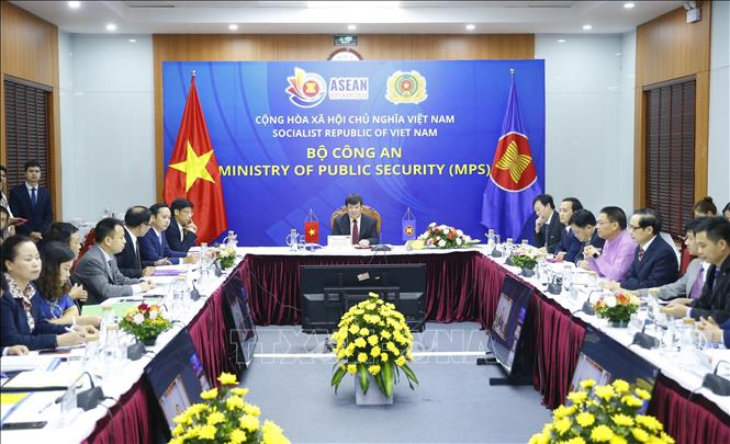 Photo: Vietnamese delegates attend the online meeting in Hanoi. VNA Photo: Doãn Tấn