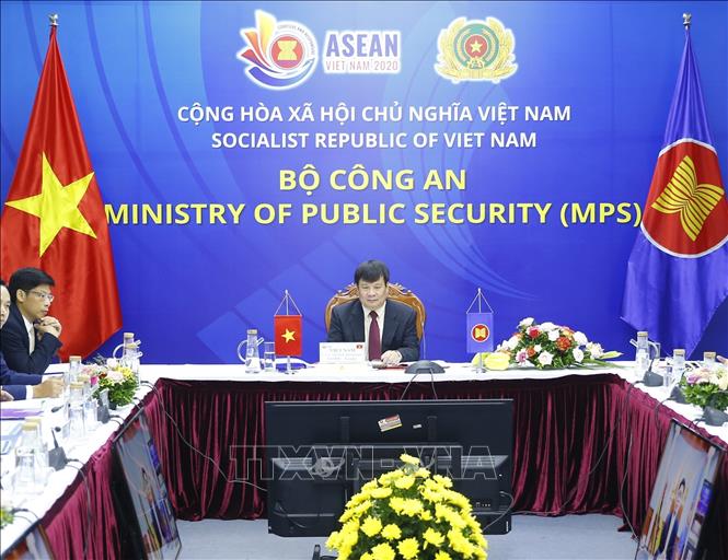 Photo: Lt. Gen. Nguyen Thanh Son speaks at the online meeting in Hanoi. VNA Photo: Doãn Tấn