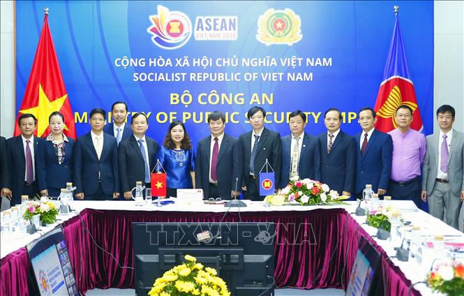 Photo: Vietnamese delegates attend the online meeting in Hanoi. VNA Photo: Doãn Tấn