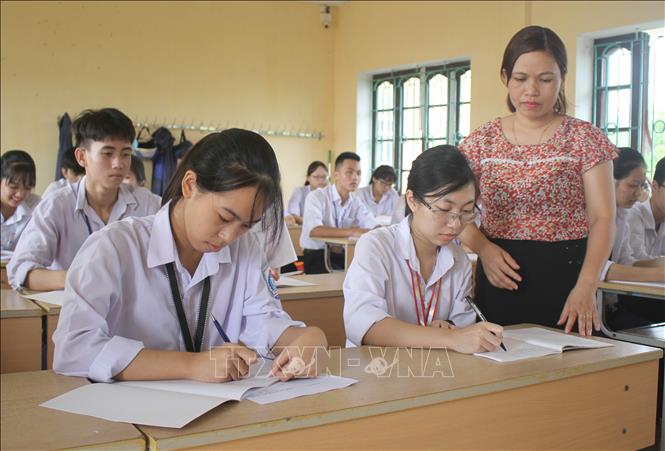 Trong ảnh: Em Nguyễn Thị Thu Hằng trở lại việc học ở trường sau cuộc thi Đường lên đỉnh Olympia. Ảnh: Thùy Dung - TTXVN
