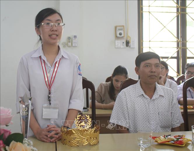 Trong ảnh: Em Nguyễn Thị Thu Hằng phát biểu tại buổi Lễ chúc mừng em đã giành ngôi Vô địch do Trường THPT Kim Sơn A tổ chức. Ảnh: Thùy Dung - TTXVN