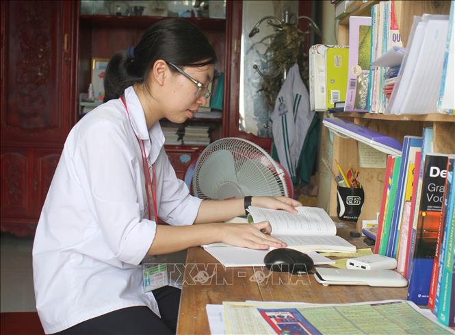 Trong ảnh: Em Nguyễn Thị Thu Hằng học tập tại nhà. Ảnh: Thùy Dung - TTXVN