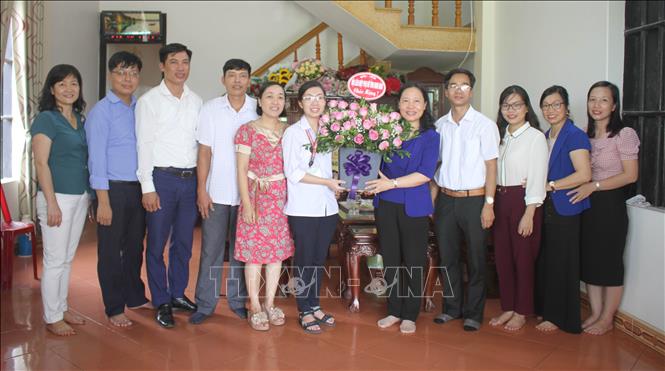 Trong ảnh: Các sở, ban, ngành tỉnh Ninh Bình đến nhà chúc mừng em Nguyễn Thị Thu Hằng đã giành ngôi Vô địch. Ảnh: Thùy Dung - TTXVN