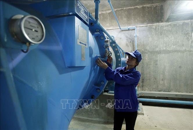Trong ảnh: Nhân viên trạm bơm Nghi Xuân, huyện Khoái Châu vận hành hệ thống trạm bơm. Ảnh: Phạm Kiên - TTXVN