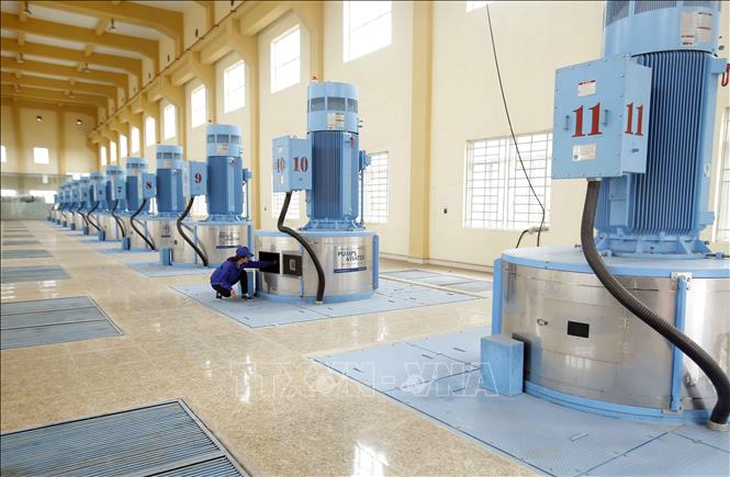 Trong ảnh: Nhân viên trạm bơm Nghi Xuân, huyện Khoái Châu vận hành hệ thống trạm bơm. Ảnh: Phạm Kiên - TTXVN