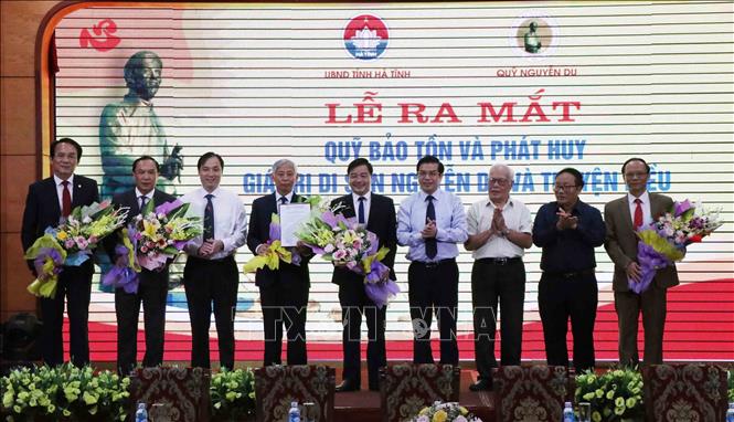 Trong ảnh: Ra mắt mắt Quỹ bảo tồn và phát huy giá trị di sản Nguyễn Du. Ảnh: Công Tường-TTXVN