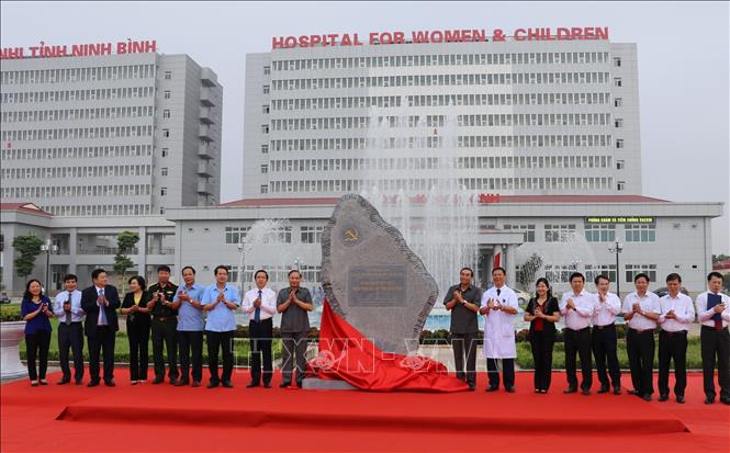 Trong ảnh: Các đại biểu thực hiện gắn biển công trình chào mừng Đại hội Đảng bộ tỉnh Ninh Bình lần thứ XXII. Ảnh: Đức Phương - TTXVN