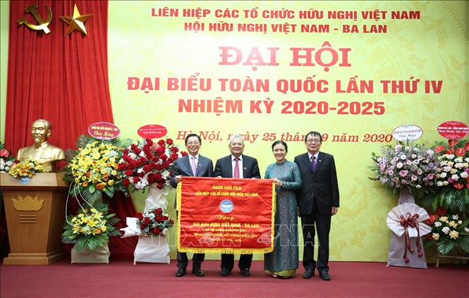 Trong ảnh: Chủ tịch Liên hiệp các tổ chức hữu nghị Việt Nam Nguyễn Phương Nga tặng bức trướng cho Hội Hữu nghị Việt Nam - Ba Lan. Ảnh: TTXVN