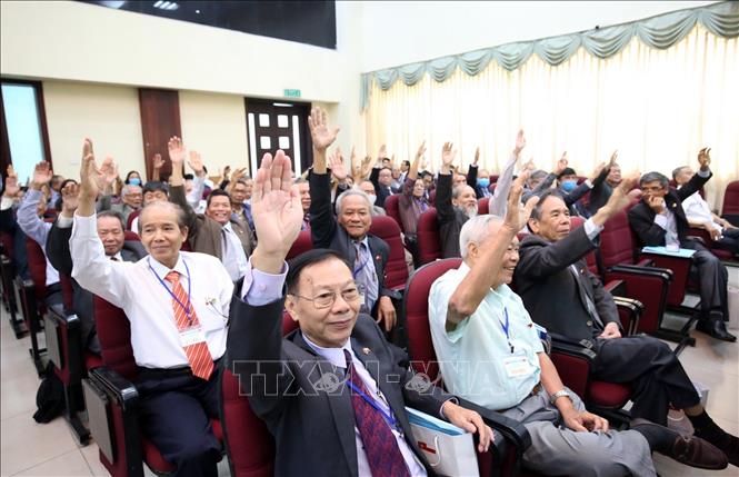 Trong ảnh: Các đại biểu biểu quyết thông qua nhân sự Đại hội. Ảnh: TTXVN