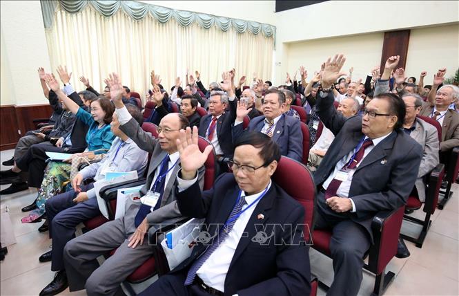 Trong ảnh: Các đại biểu biểu quyết thông qua chương trình Đại hội. Ảnh: TTXVN