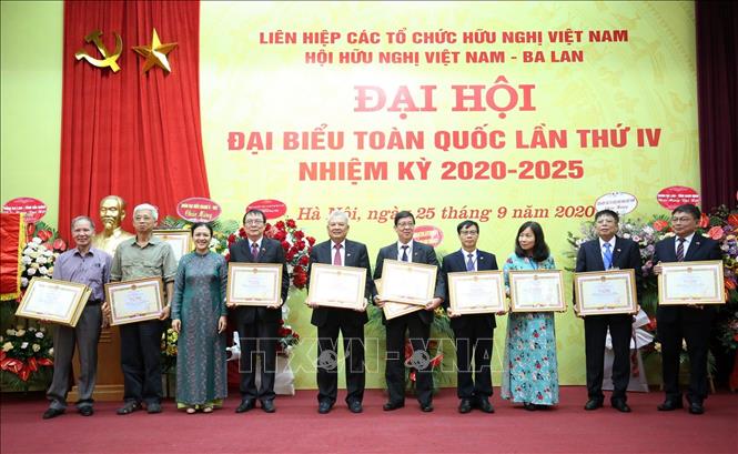 Trong ảnh: Chủ tịch Liên hiệp các tổ chức hữu nghị Việt Nam Nguyễn Phương Nga trao Bằng khen của Liên hiệp tặng các tập thể và cá nhân. Ảnh: TTXVN 