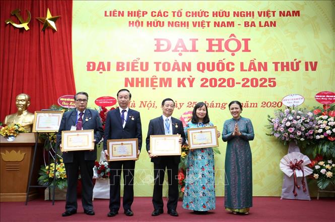 Trong ảnh: Chủ tịch Liên hiệp các tổ chức hữu nghị Việt Nam Nguyễn Phương Nga trao Kỷ niệm chương của Liên hiệp tặng các cá nhân. Ảnh: TTXVN