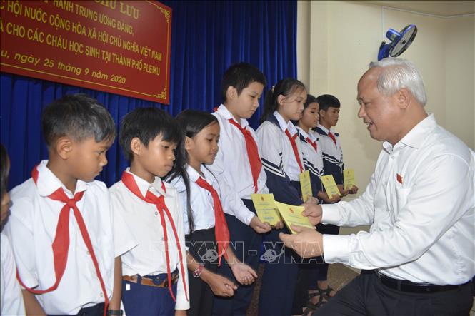 Trong ảnh: Phó Chủ tịch Quốc hội Uông Chu Lưu tặng quà các cháu học sinh nghèo vượt khó của thành phố Pleiku. Ảnh: Hoài Nam - TTXVN