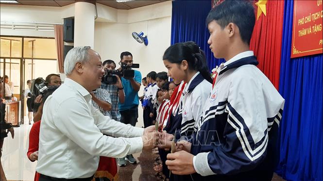 Trong ảnh: Phó Chủ tịch Quốc hội Uông Chu Lưu tặng quà các cháu học sinh nghèo vượt khó của thành phố Pleiku. Ảnh: Hoài Nam - TTXVN