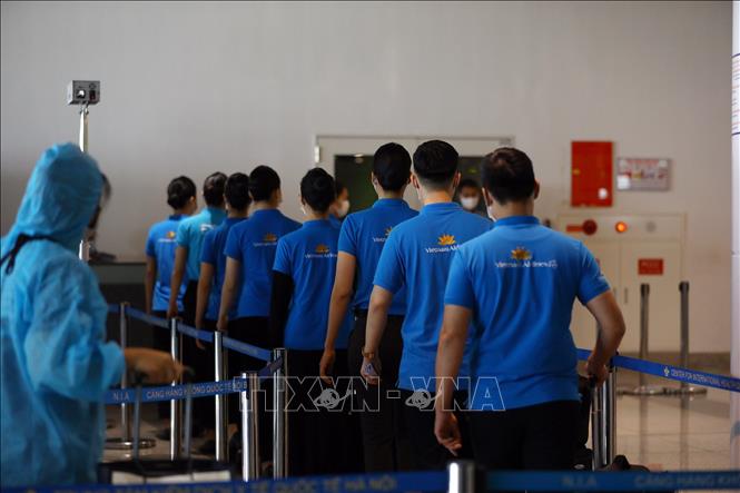 Trong ảnh: Đối với phi hành đoàn, toàn bộ thành viên sau khi trở về Việt Nam cũng được kiểm tra sức khỏe và tổ chức cách ly. Ảnh: Huy Hùng - TTXVN