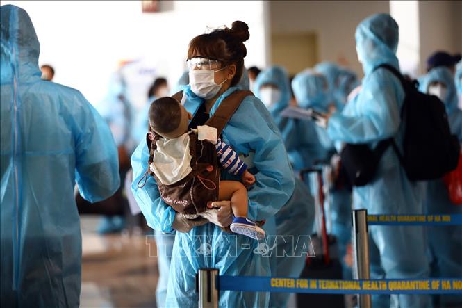 Trong ảnh: Trên chuyến bay có nhiều trẻ nhỏ đi cùng gia đình trở về Việt Nam. Ảnh: Huy Hùng - TTXVN