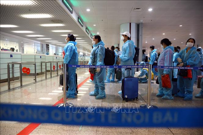 Trong ảnh: Hành khách đợi làm thủ tục nhập cảnh vào Việt Nam. Ảnh: Huy Hùng - TTXVN