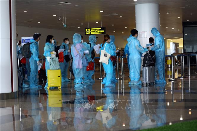 Trong ảnh: Sau chuyến bay, hành khách lại tiếp tục được xét nghiệm SARS-CoV-2 tại Việt Nam. Ảnh: Huy Hùng - TTXVN