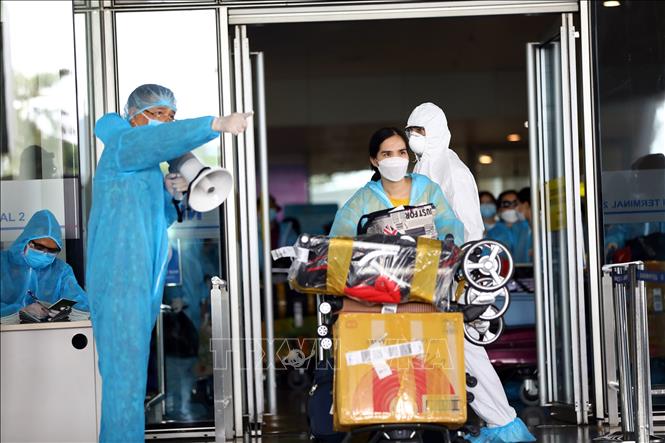 Trong ảnh: Sau chuyến bay, hành khách lại tiếp tục được xét nghiệm SARS-CoV-2. Nếu có kết quả dương tính, khách sẽ được chuyển đến cơ sở y tế để cách ly, chăm sóc theo quy định hiện hành. Ảnh: Huy Hùng - TTXVN