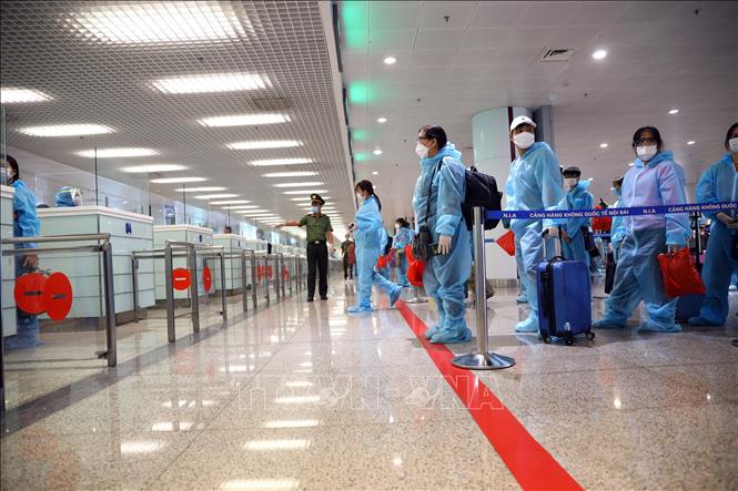 Trong ảnh: Hành khách đợi làm thủ tục nhập cảnh vào Việt Nam, hành khách là công dân Việt Nam cùng các chuyên gia, nhà đầu tư Hàn Quốc. Ảnh: Huy Hùng - TTXVN