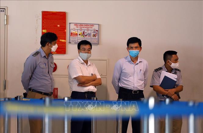 Trong ảnh: Thứ trưởng Bộ GTVT Lê Anh Tuấn (thứ 2 bên phải) cùng đại diện Cục Hàng không Việt Nam thị sát tại sân bay Nội Bài. Ảnh: Huy Hùng - TTXVN