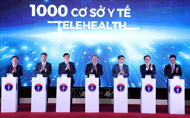 Trong ảnh:  Thủ tướng Nguyễn Xuân Phúc và các đại biểu thực hiện nghi thức  khánh thành kết nối 1000 cơ sở khám, chữa bệnh từ xa. Ảnh: Thống Nhất – TTXVN
