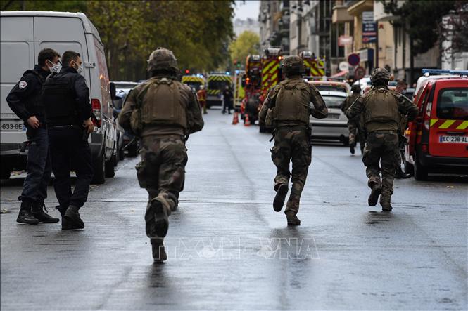 Trong ảnh: Cảnh sát được huy động tới hiện trường vụ tấn công bằng dao gần văn phòng cũ của báo Charlie Hebdo ở thủ đô Paris, Pháp ngày 25/9/2020. Ảnh: AFP/TTXVN
