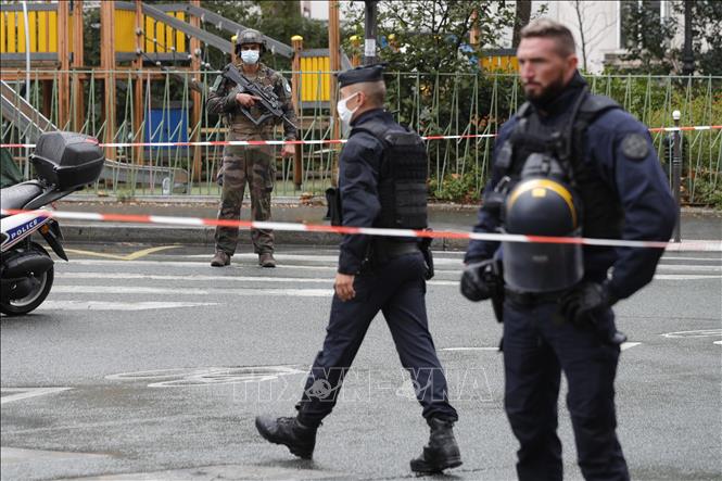 Trong ảnh: Cảnh sát phong tỏa hiện trường vụ tấn công bằng dao gần văn phòng cũ của báo Charlie Hebdo ở thủ đô Paris, Pháp ngày 25/9/2020. Ảnh: AFP/TTXVN