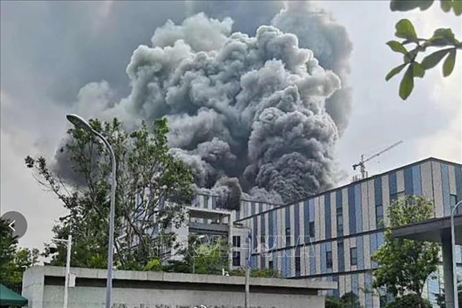 Trong ảnh: Khói bốc lên tại cơ sở nghiên cứu của Huawei ở thành phố Đông Hoản, miền Nam Trung Quốc sau vụ hỏa hoạn ngày 25/9/2020. Ảnh: South China Morning Post/TTXVN
