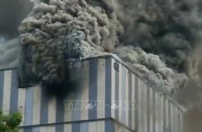 Trong ảnh: Khói bốc lên tại cơ sở nghiên cứu của Huawei ở thành phố Đông Hoản, miền Nam Trung Quốc sau vụ hỏa hoạn ngày 25/9/2020. Ảnh: Thatsmags/TTXVN
