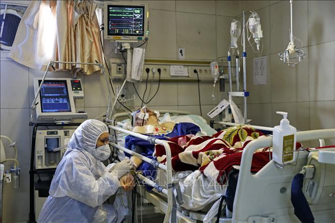 Trong ảnh: Nhân viên y tế điều trị cho bệnh nhân COVID-19 tại một bệnh viện ở Tehran, Iran ngày 1/3/2020. Ảnh: AFP/TTXVN