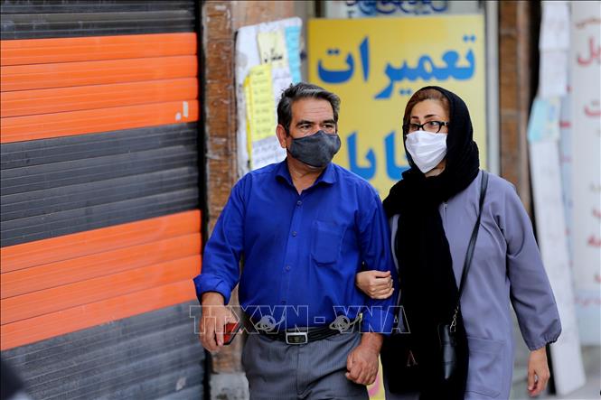 Trong ảnh: Người dân đeo khẩu trang phòng dịch COVID-19 tại Tehran, Iran ngày 20/9/2020. Ảnh: AFP/TTXVN