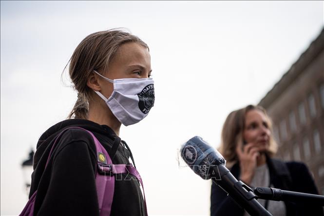 Trong ảnh: Nhà hoạt động vì khí hậu Greta Thunberg phát biểu với báo giới khi tham gia cuộc tuần hành bên ngoài trụ sở Nghị viện Thụy Điển ở thủ đô Stockholm ngày 25/9/2020. Ảnh: AFP/TTXVN
