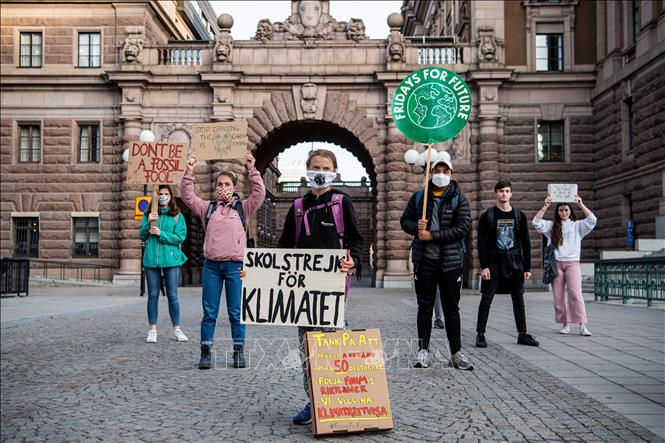 Trong ảnh: Nhà hoạt động vì khí hậu Greta Thunberg (giữa) tham gia cuộc tuần hành kêu gọi chống biến đổi khí hậu ở thủ đô Stockholm, Thụy Điển ngày 25/9/2020. Ảnh: AFP/TTXVN
