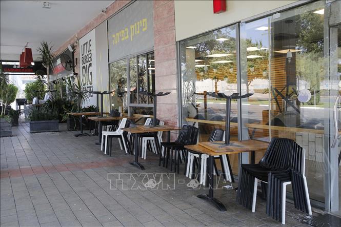 Trong ảnh: Một nhà hàng ở thành phố Modiin, Israel đóng cửa trong bối cảnh các biện pháp phong tỏa được siết chặt nhằm ngăn chặn sự lây lan của dịch COVID-19 ngày 18/9/2020. Ảnh: THX/TTXVN