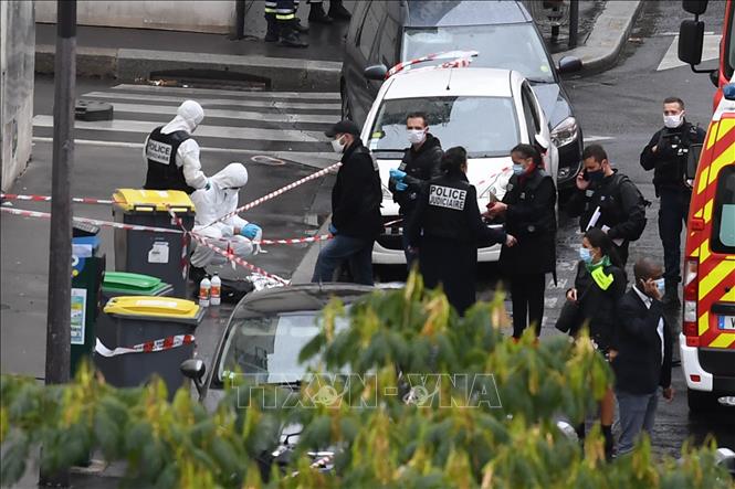 Trong ảnh: Cảnh sát điều tra tại hiện trường vụ tấn công bằng dao xảy ra gần văn phòng cũ của báo Charlie Hebdo ở thủ đô Paris, Pháp ngày 25/9/2020. Ảnh: AFP/TTXVN