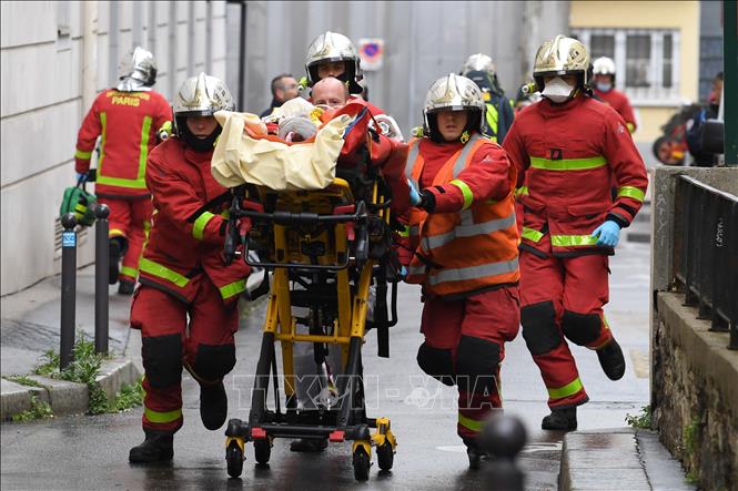Trong ảnh: Lực lượng cứu hỏa chuyển nạn nhân bị thương tại hiện trường vụ tấn công bằng dao gần văn phòng cũ của báo Charlie Hebdo ở thủ đô Paris, Pháp ngày 25/9/2020. Ảnh: AFP/TTXVN