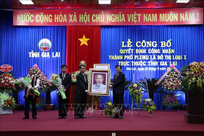 Trong ảnh:  Phó Thủ tướng Chính phủ Trịnh Đình Dũng trao tặng ảnh Chủ tịch Hồ Chí Minh cho lãnh đạo thành phố Pleiku, tỉnh Gia Lai.
Ảnh: Hoài Nam - TTXVN