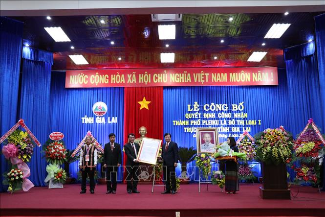 Trong ảnh: Phó Thủ tướng Chính phủ Trịnh Đình Dũng trao Quyết định công nhận thành phố Pleiku đạt tiêu chí đô thị loại I trực thuộc tỉnh Gia Lai.
Ảnh: Hoài Nam - TTXVN