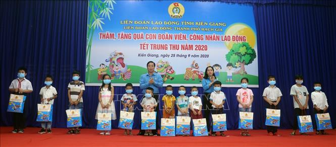 Trong ảnh: Lãnh đạo Liên đoàn Lao động tỉnh Kiên Giang tặng quà Trung Thu cho các em thiếu nhi. Ảnh:
Lê Huy Hải - TTXVN