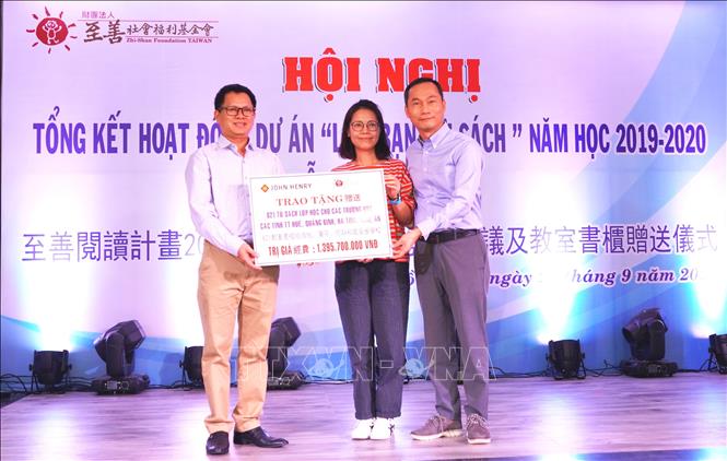 Trong ảnh: Đại diện nhà tài trợ của Nhãn hàng thời trang John Henry trao tặng 821 tủ sách với trị giá gần 1,4tỷ đồng tặng cho các trường học thông qua Văn phòng dự án tổ chức Zhi-shan Foundation Taiwan. Ảnh: Võ Dung -TTXVN
