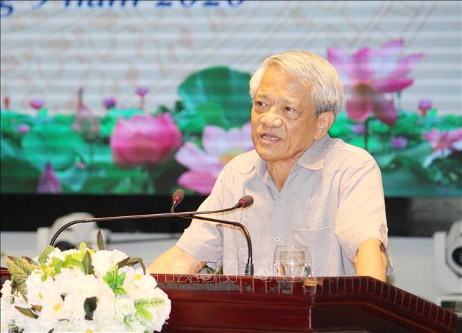 Trong ảnh: PGS, TS Bùi Đình Phong (Học viện Chính trị Quốc gia Hồ Chí Minh) trình bày tham luận