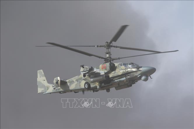 Trong ảnh: Trực thăng tấn công Ka-52 tham gia tấn công, hỗ trợ hỏa lực và hộ tống trực thăng vận tải Mi-8 đưa lực lượng đặc nhiệm thọc sâu vào hậu phương địch. Ảnh: Trần Hiếu – Pv TTXVN tại Nga