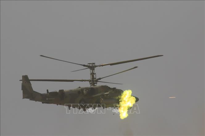 Trong ảnh: Trực thăng tấn công K-52 khai hỏa vào vị trí đối phương giả định. Ảnh: Trần Hiếu – Pv TTXVN tại Nga