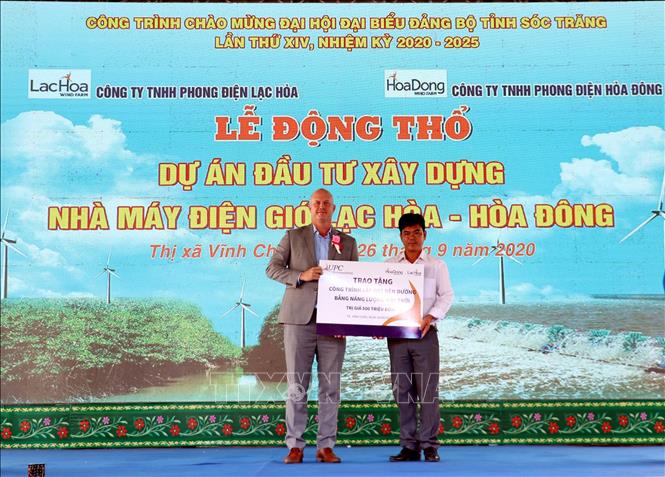 Trong ảnh: Trao tặng công trình lắp đặt đèn đường bằng năng lượng mặt trời cho người dân vùng dự án. Ảnh: Trung Hiếu - TTXVN