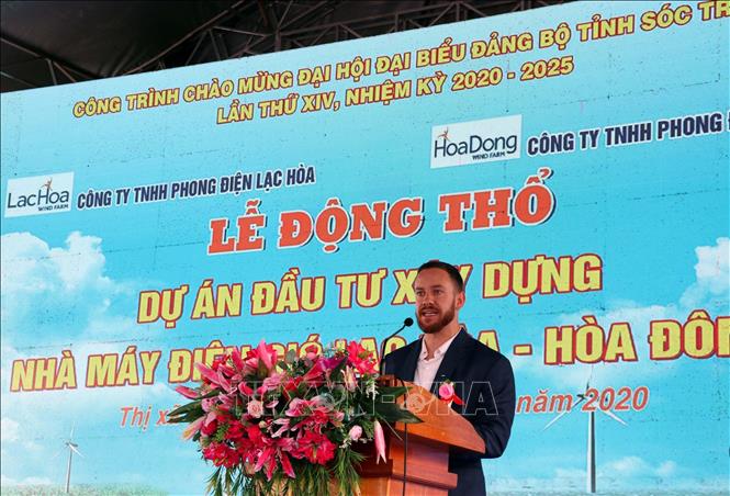 Trong ảnh: Ông Logan William Knox, đại diện chủ đầu tư phát biểu tại lễ động thổ. Ảnh: Trung Hiếu - TTXVN
