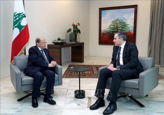 Trong ảnh: Thủ tướng mới được chỉ định của Liban Mustapha Adib (phải) hội kiến Tổng thống Michel Aoun tại Baabda, phía Đông Beirut, ngày 17/9/2020. Ảnh: AFP/TTXVN