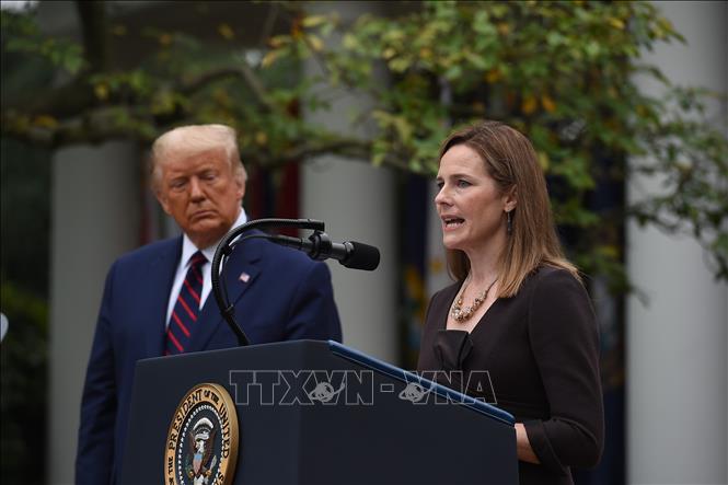 Trong ảnh: Tổng thống Mỹ Donald Trump (trái) tại buổi lễ thông báo đề cử bà Amy Coney Barrett (phải) giữ cương vị Thẩm phán Tòa Tối cao, tại Washington DC., ngày 26/9/2020. Ảnh: AFP/TTXVN