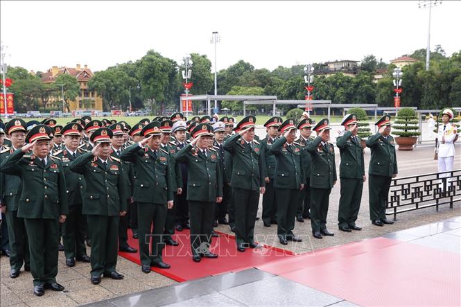 Trong ảnh: Đoàn đại biểu dự Đại hội Đảng bộ Quân đội lần thứ XI đặt vòng hoa và vào Lăng viếng Chủ tịch Hồ Chí Minh. Ảnh: Dương Giang – TTXVN